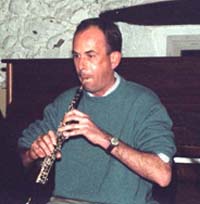 Un concert de musique par des musiciens adultes